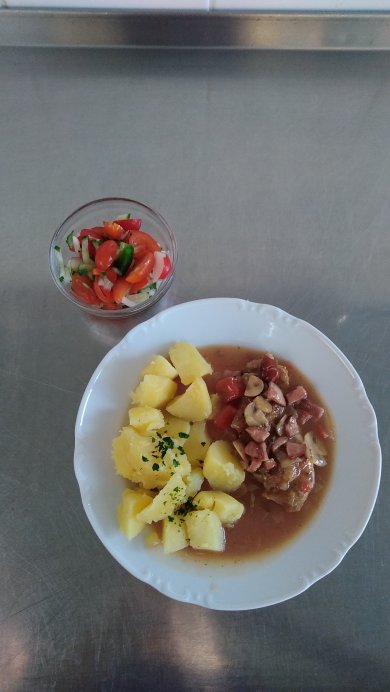 Kuřecí steak po horácku, brambory, míchaný zeleninový salát