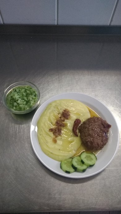 Sekaný řízek se sušenými rajčaty, bramborová kaše, okurkový salát