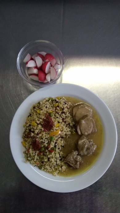Vepřové výpečky, bulgur se zeleninou a s černou čočkou, ředkvičky