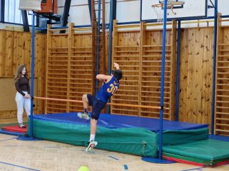 Vítězný zlatý skok 100 cm v kategorii 2. a 3. ročník.